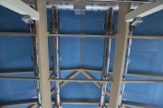 глянцевый натяжной потолок в бассейне